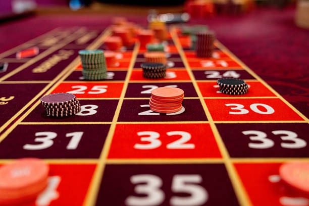 Studio SA Gaming dengan dealer profesional dan tata letak meja Dragon Tiger